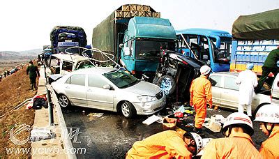 组图：沪杭高速公路大雾导致14起车祸_新闻中心_新浪网