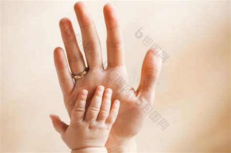 爸爸的手与孩子的手高清图片下载_红动中国