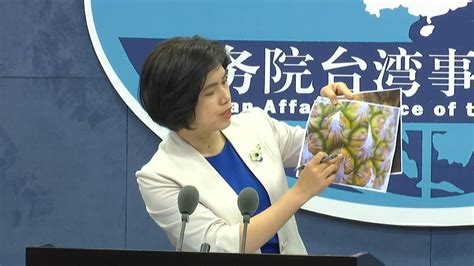 有图有真相！国台办发言人现场展示台湾菠萝上查验出的害虫图片_凤凰网视频_凤凰网