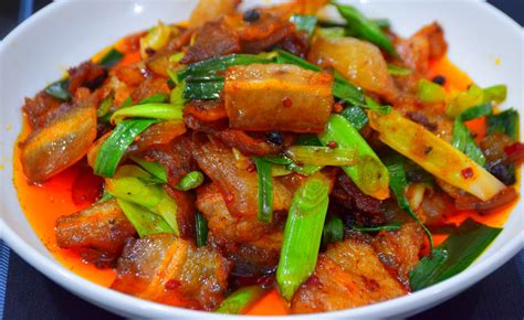正宗川菜回锅肉做法，香而不腻，咸淡适中，来两碗米饭绝配。