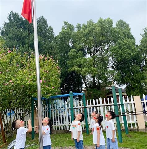 第二周小八班国旗下讲话-----感恩女神 用心回馈 - 国旗下讲话 - 永嘉县第三幼儿园
