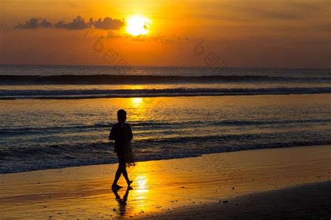 深色黄昏海边散步的人摄影图图片-包图网