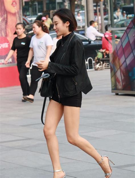 街拍: 黑衣热裤、高跟美腿, 高颜值, 短发妹子大长腿真的很漂亮