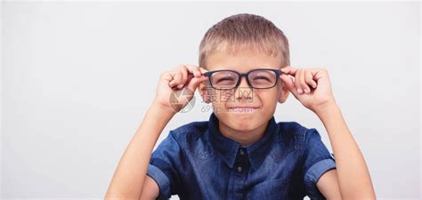 近视的人长期戴眼镜 眼睛会发生什么？_凤凰网