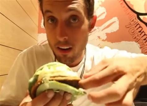 外国朋友在美国试吃麦当劳新品“绿色汉堡”了解一下|汉堡|麦当劳|新品_新浪新闻