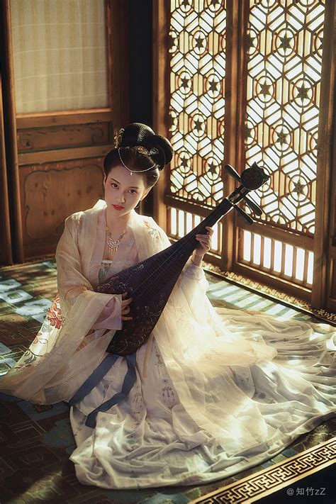 电影《满江红》发布一组新剧照，王佳怡扮演的瑶琴以命设局……|满江红_新浪新闻