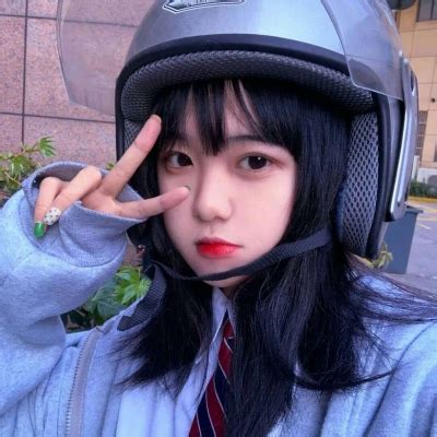 甜美女生头像带头盔动漫