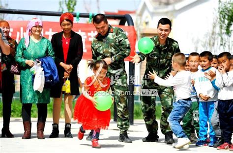 新疆昌吉：边防官兵与牧区“小花”欢度“六一”-人民图片网