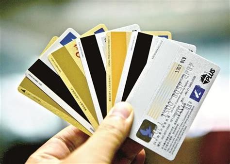 退休磁条卡引发收藏热 少数银行卡被拍出万元|磁条卡|收藏_新浪新闻