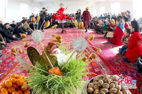 新疆哈密举行群众文化表演 抬阁婚俗表演吸引观众眼球|婚俗|群众文化|巴里坤_新浪新闻