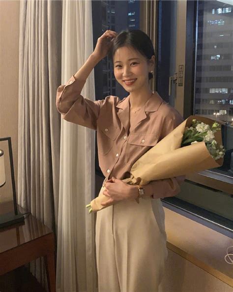 穿搭轻熟风甜美女生头像