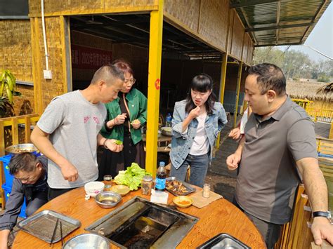 景洪市农业技术推广中心开展庆“三·八”户外烧烤活动