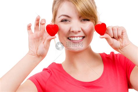 笑的女孩拿着红心爱的象征情人节快乐概念有趣的女人拿着红心爱的象征高清图片下载-正版图片305088954-摄图网