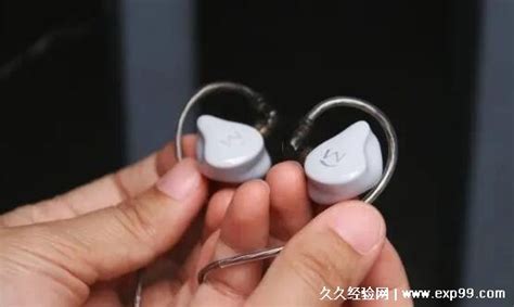 耳机左右怎么分r l（耳机为什么还要区分左右呢？戴了这么多年耳机，今天终于搞懂了！） | 说明书网