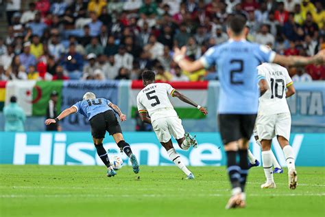 世界杯最大争议产生！乌拉圭补时点球被偷走遭淘汰，裁判团队真黑