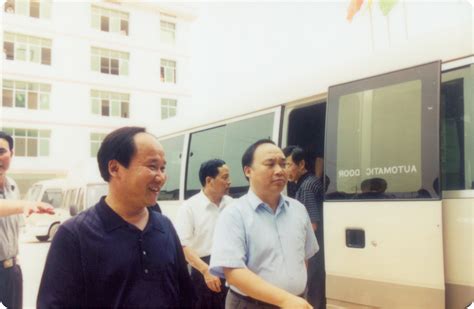 2007年6月5日时任江西省政府常务副省长凌成兴来公司视察-昂泰官网