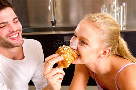 在厨房吃早餐的情侣金发幸福日常生活长发羊角微笑夫妻头发面包好心情高清图片下载-正版图片321198258-摄图网