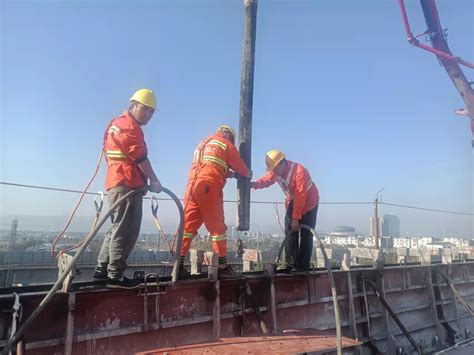 杭州中环防撞护栏首件顺利浇筑