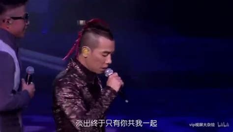陈小春演唱《相依为命》，全程严肃无表情，看到应采儿合不拢嘴_腾讯视频