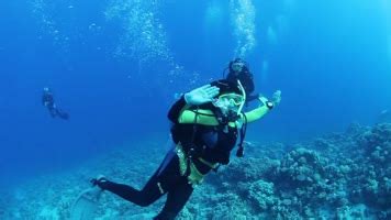 实拍潜水员在水波荡漾的海底潜泳视频素材-92素材网