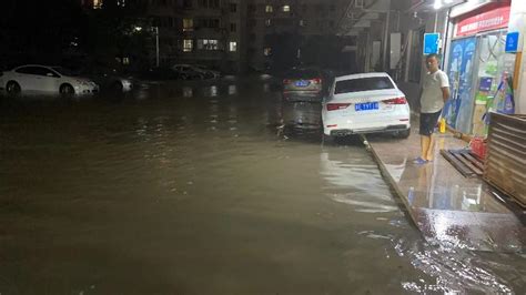 杭州遭暴雨突袭：狂风刮倒大树压住汽车，有小区车库被淹