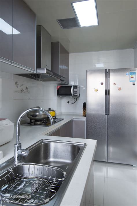 现代厨房银灰色小橱柜柜门装修图片 – 设计本装修效果图