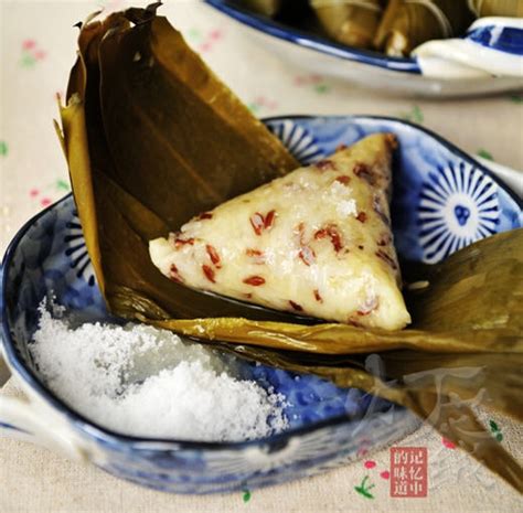 白米红枣三角粽的做法_图解白米红枣三角粽子怎么做好吃-聚餐网