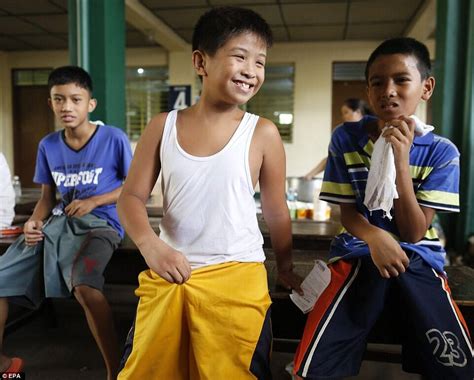 菲律宾300名男孩接受集体割礼_手机凤凰网