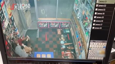 美国两名亚裔女店主被陌生男子用砖块袭击，路人悄悄溜走，监控拍下全过程_凤凰网视频_凤凰网