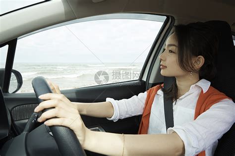 一个女人开车去海边享受旅行高清图片下载-正版图片502021425-摄图网