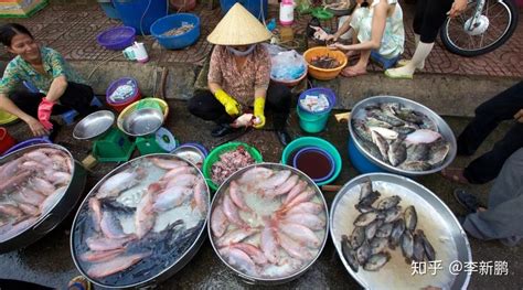 市场摊位上的一盘红色生鱼高清图片下载-正版图片506127897-摄图网