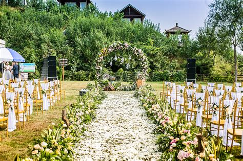 武汉户外婚礼场地|生活越过越精彩，去年5月在武汉东湖畔结婚的新人：一切都充满希望-丫空间