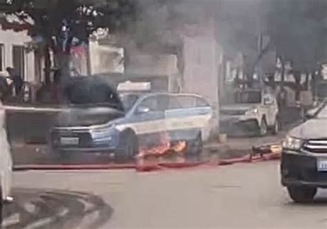 比亚迪撞车后轮胎爆炸烧成空壳 司机惊魂(图) - 青岛新闻网