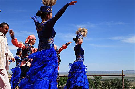 哈萨克族舞蹈图片_哈萨克族舞蹈高清图片_全景视觉