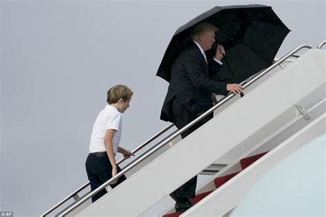 特朗普撑伞前面走妻儿淋雨跟在后 外媒：太不绅士！