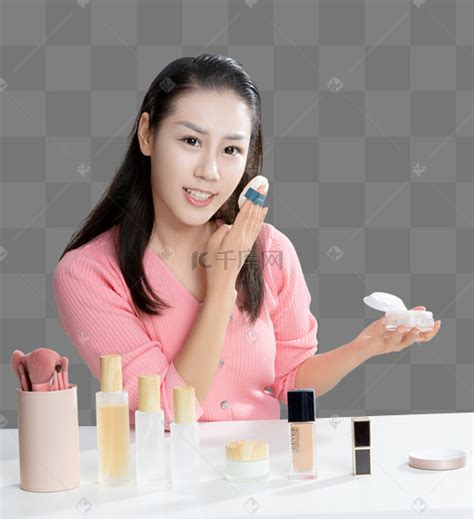 美妆女性拿着化妆品展示高清图片下载-正版图片502345536-摄图网