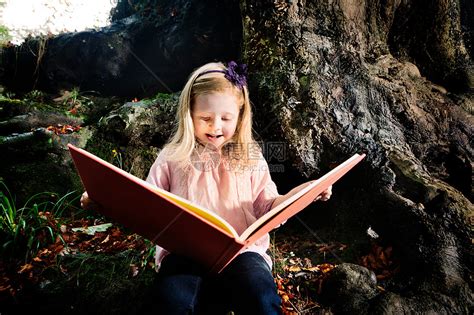 在树林里看书的小女孩高清图片下载-正版图片501460380-摄图网