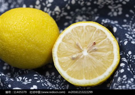 两个鲜柠檬和半个切开的柠檬,酒水饮料,食品餐饮,摄影素材,汇图网www.huitu.com