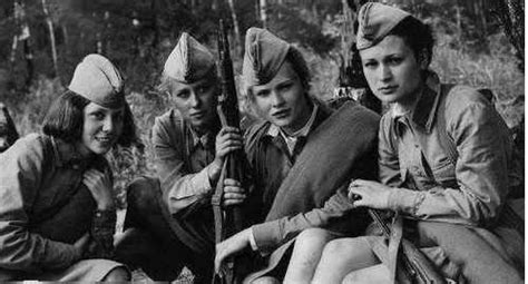 德军对待英美战俘还算人道, 穿裙子的苏联女兵被俘, 却极其惨烈