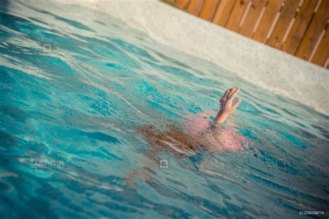 那颗青春的小女孩小孩水下举手求助电话时 她在池中嬉戏游泳溺水露出水面的。_站酷海洛_正版图片_视频_字体_音乐素材交易平台_站酷旗下品牌