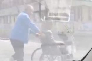 司机帮老人推轮椅过马路，乘客：看着挺凶其实挺暖_凤凰网视频_凤凰网