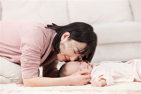 月嫂照顾婴儿小宝宝高清图片下载-正版图片501725349-摄图网