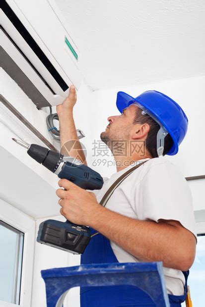 安装空调装置的工人高清图片下载-正版图片503030915-摄图网