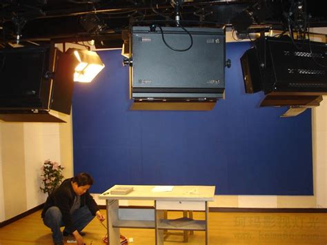 演播室灯光工程|湖北随州电视台44平米新闻演播室灯光|武汉珂玛影视灯光科技有限公司