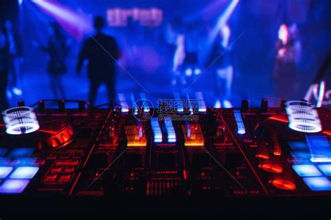 夜总会的DJ混音器高清图片下载-正版图片503799571-摄图网