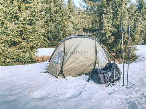 在雪地上露营在新雪中搭建的帐篷几天雪鞋跋高清图片下载-正版图片505555747-摄图网