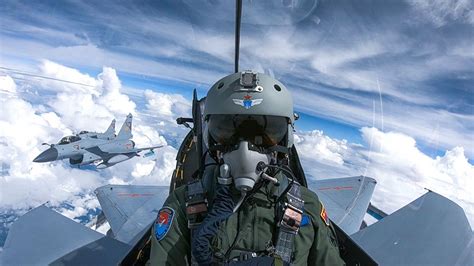 中俄轰炸机联合空中战略巡航，“御用摄影师”忙跟拍_凤凰网