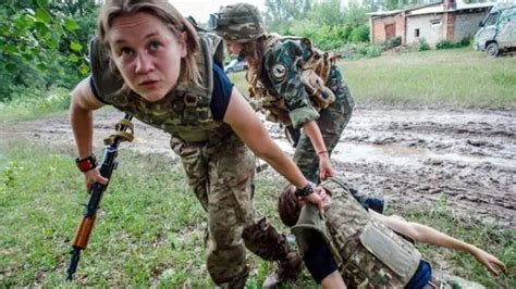 俄乌交战前线真实录像：乌克兰女兵尸体堆积如山，场面惨不忍睹_腾讯视频