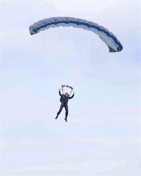 58岁汤姆·克鲁斯为《碟中谍7》跳伞！起跳高度1000米，时间仅8秒