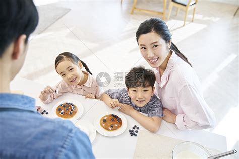 前视图兄弟姐妹有趣的家生活家庭韩语高清图片下载-正版图片502181655-摄图网